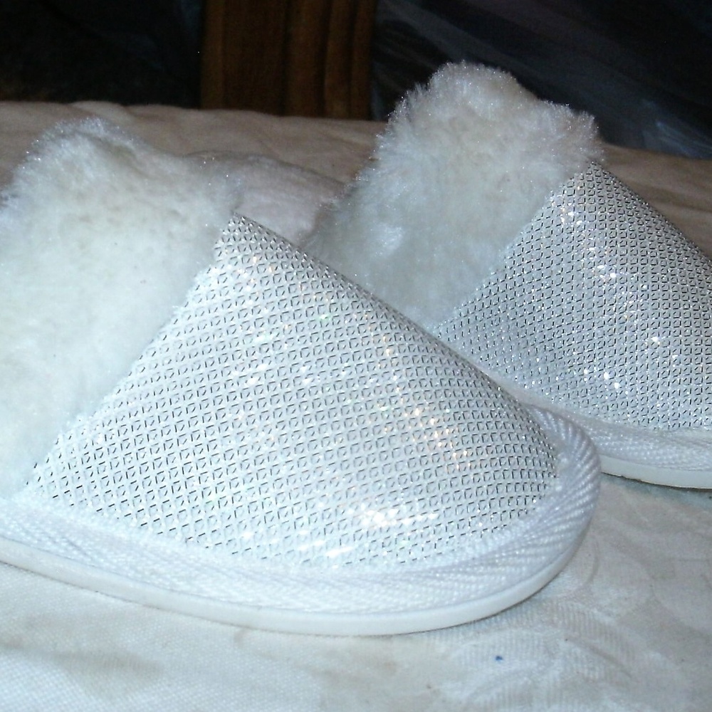 #358 Furry Sparkly White Slippers 7-8C